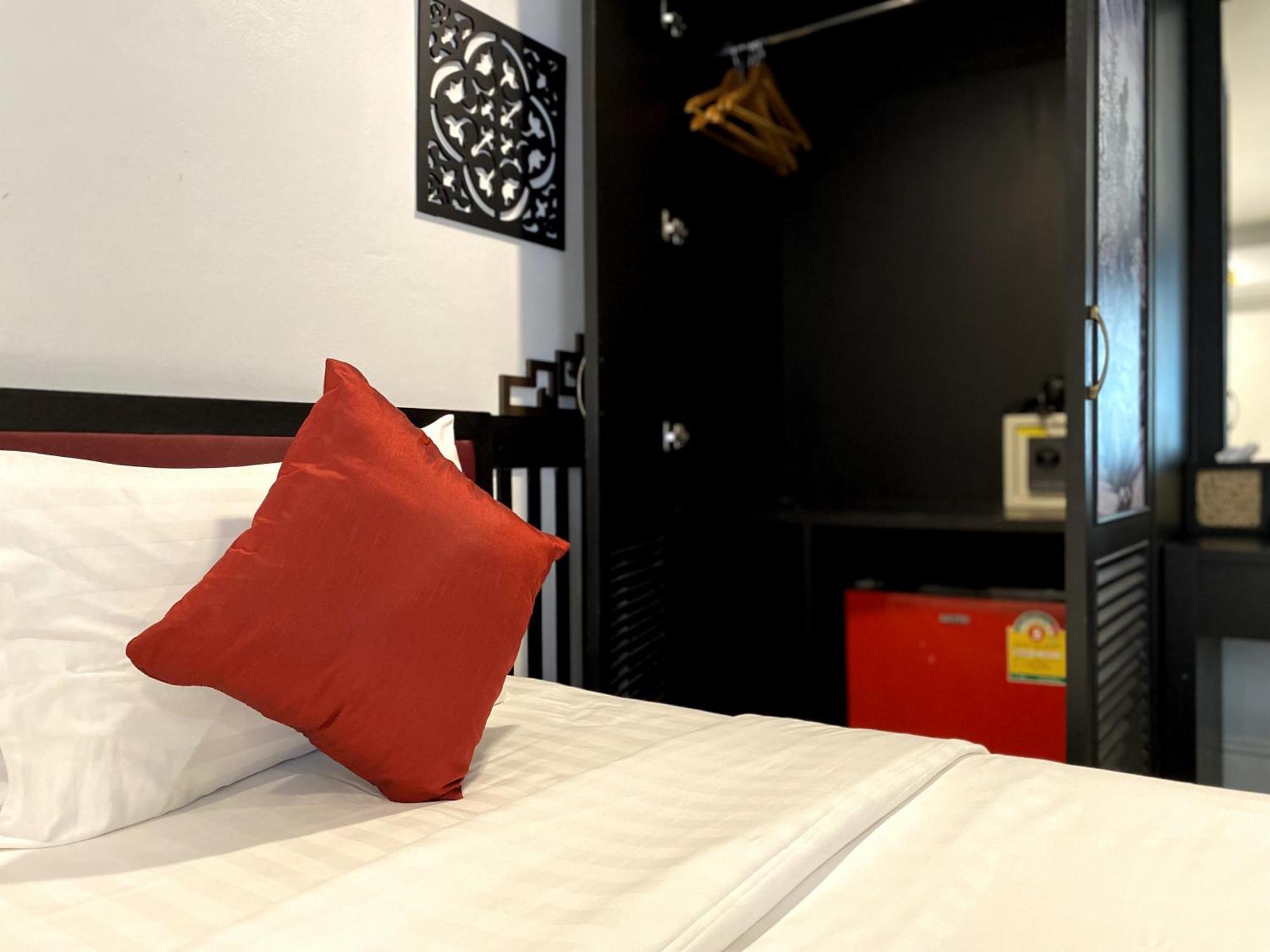 Sunray Beach Hotel Patong Экстерьер фото