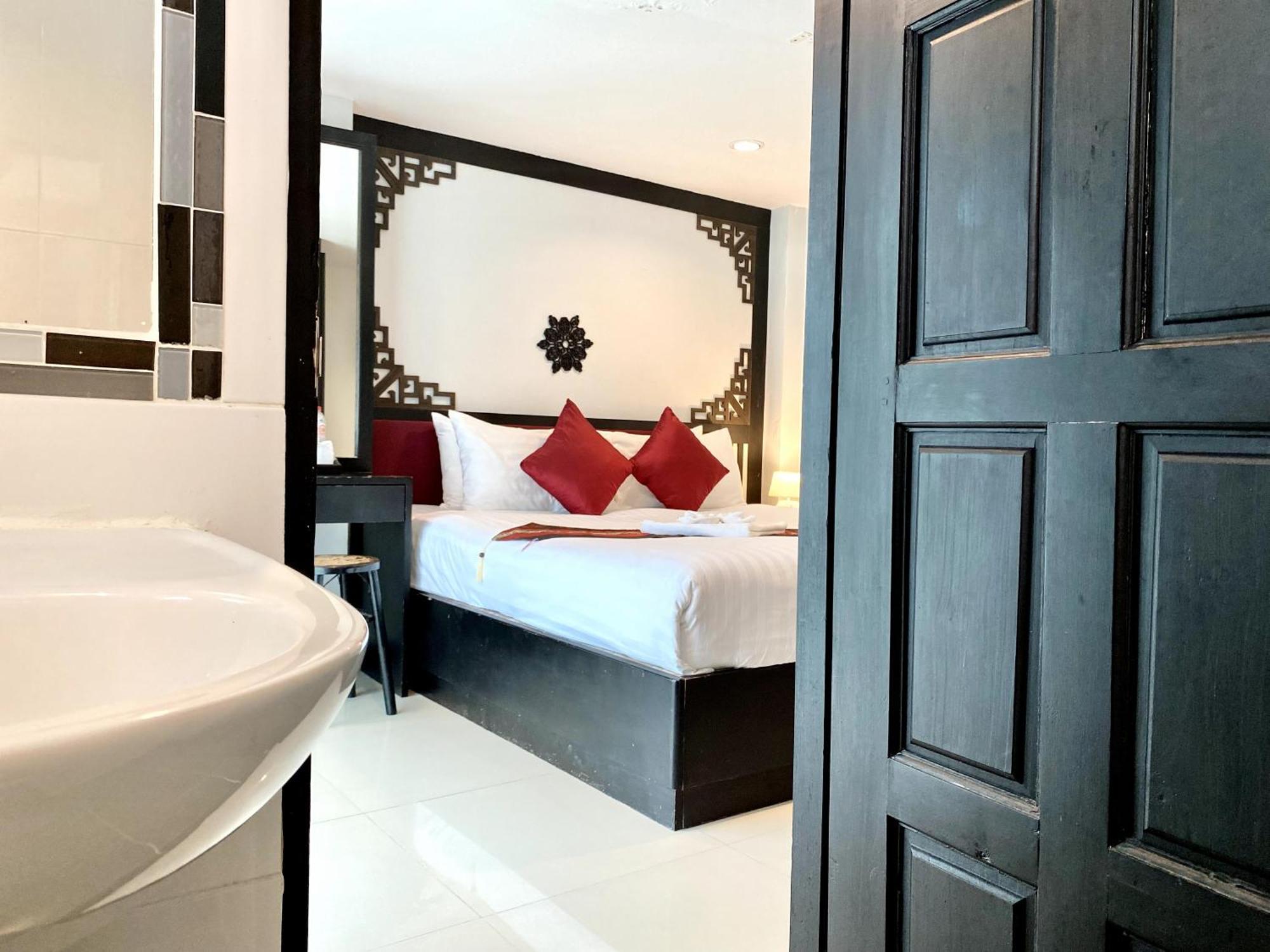 Sunray Beach Hotel Patong Экстерьер фото