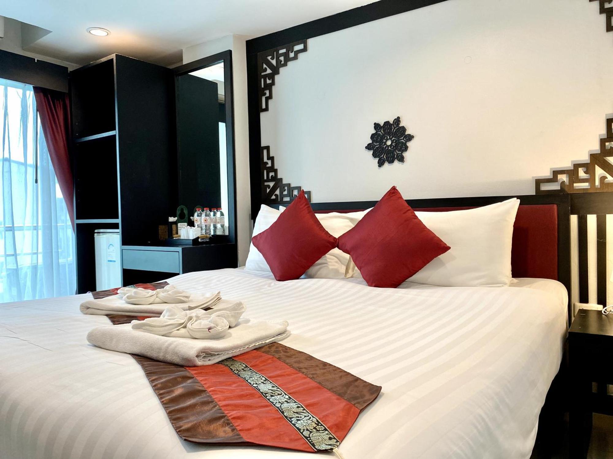 Sunray Beach Hotel Patong Экстерьер фото
